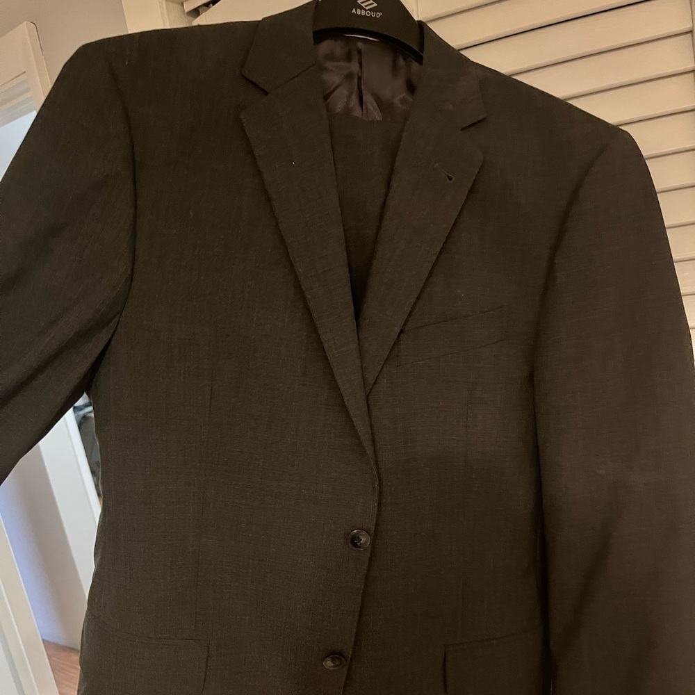 Men’s gray suit. 40 coat, 34/34 pants